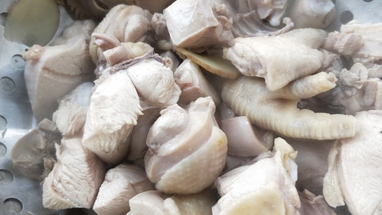 美味家常熬炒鸡,沥干,备用。