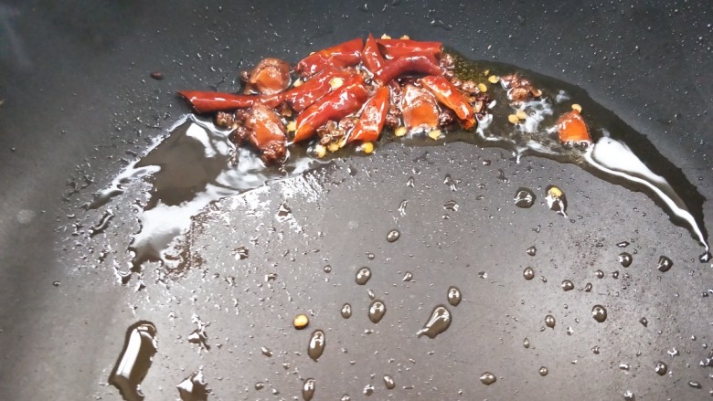 美味家常熬炒鸡,起油锅,放辣椒干,红椒,八角小火煸炒。