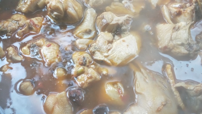 美味家常熬炒鸡,倒啤酒🍺一罐。
~也可以加高汤,或者清水。味道出来会有一点区别。