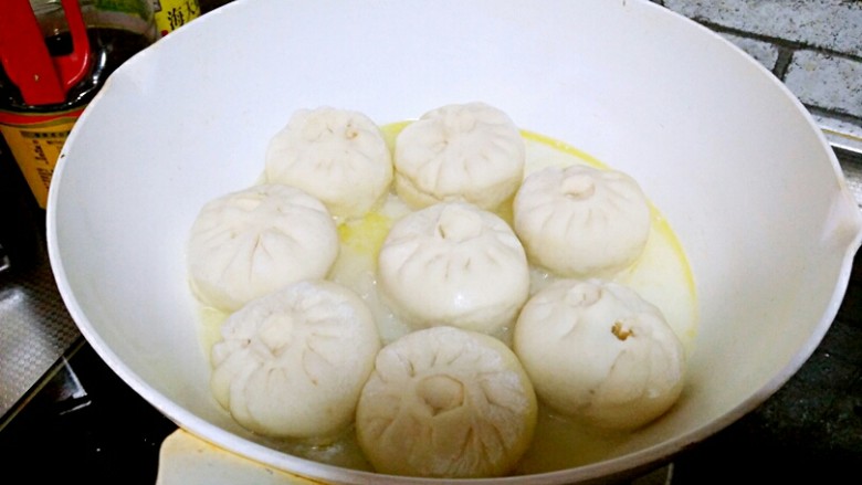 芹菜猪肉水煎包,包子底部金黄变硬,加入包子一半的水量