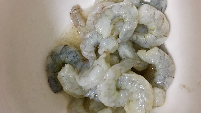 蘑菇清炒甜豆蝦仁,抓醃靜置備用