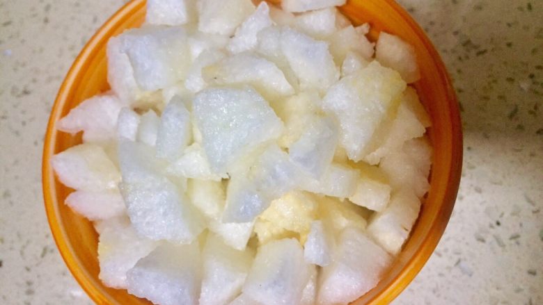 薏仁雪梨银耳羹,炖的时候,取<a style='color:red;display:inline-block;' href='/shicai/ 2111'>雪梨</a>去皮切丁