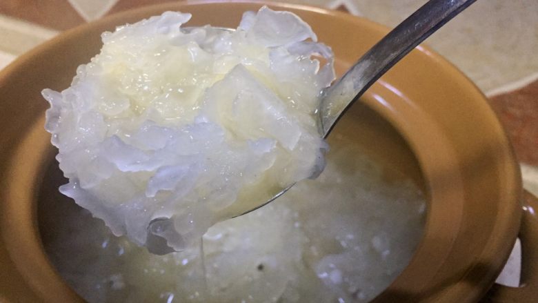 薏仁雪梨银耳羹,中途需搅拌,半小时后银耳只是熟的状态并未融