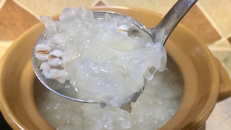 薏仁雪梨银耳羹,一小时候后薏仁银耳有了明显的变化,如果着急吃现在也可以食用了,我家的口味继续炖😍