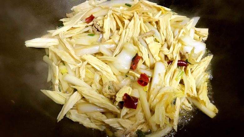 白菜腐竹炒馓子,白菜稍软加入腐竹翻炒,加少量一点点水