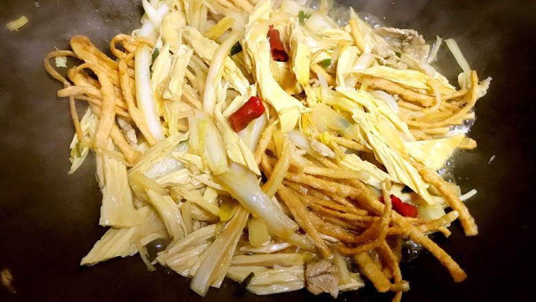 白菜腐竹炒馓子,馓子吸收汤汁会变软,