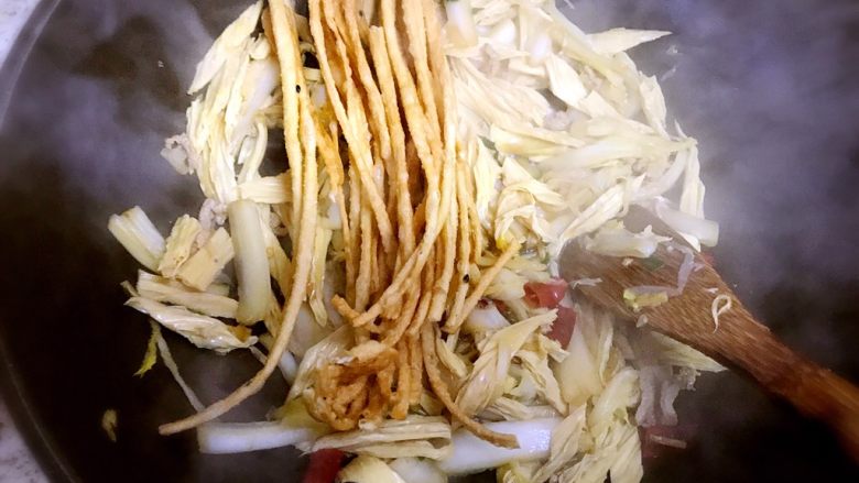 白菜腐竹炒馓子,白菜腐竹炒熟加入馓子翻拌