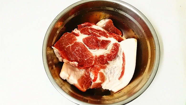零失败家常翡翠白菜饺,接下面团静置的时间,来收拾馅料,先把<a style='color:red;display:inline-block;' href='/shicai/ 414'>猪肉</a>洗净剁碎,我选择的是梅花肉,有肥有瘦,口感好。