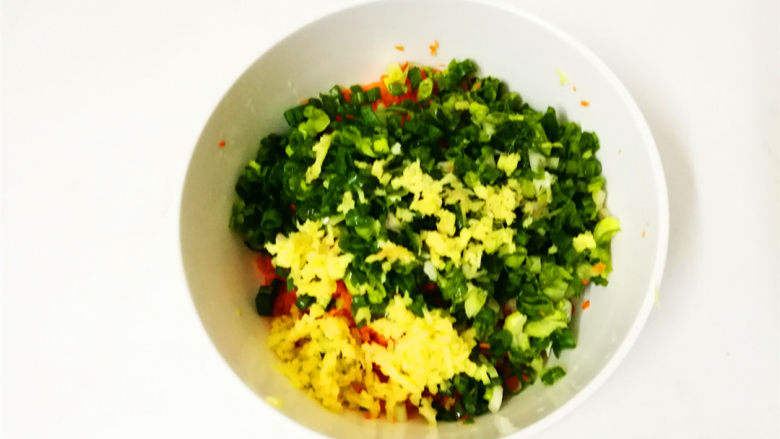 零失败家常翡翠白菜饺,葱花,<a style='color:red;display:inline-block;' href='/shicai/ 37'>姜</a>沫剁碎跟胡萝卜放一起,