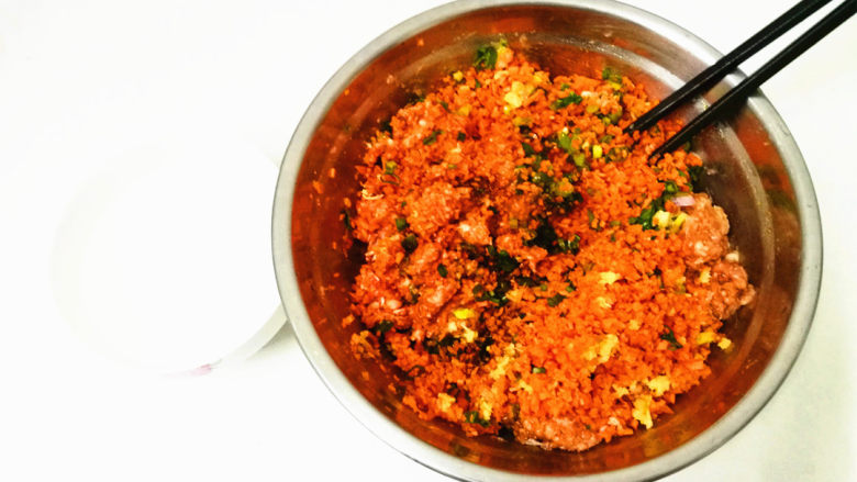 零失败家常翡翠白菜饺,把馅的配料放一个大碗中,顺一个方向拌匀,搅打至上劲。