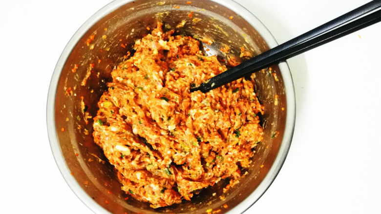 零失败家常翡翠白菜饺,再慢慢顺同一个方向逐渐打入100克左右清水,一次一点点一点点的加,搅到看不到后再继续加,看情况定用水量。拌好后备用。