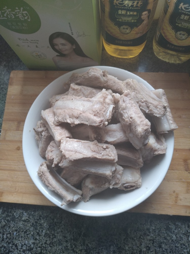 电饭煲-酱焖排骨,焯好的排骨清洗干净,放一边备用。