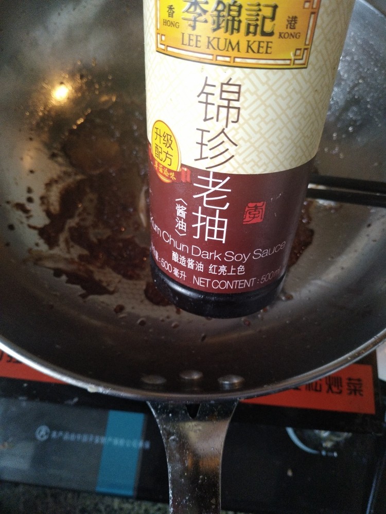 电饭煲-酱焖排骨,冰糖炒至融化,放入<a style='color:red;display:inline-block;' href='/shicai/ 762'>老抽</a>。