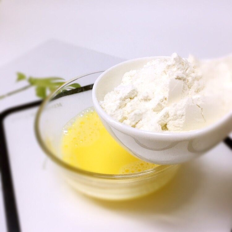 ✨紫甘蓝鸡蛋饼✨,鸡蛋打散、加入面粉、盐搅拌均匀