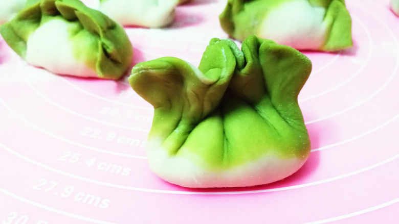 零失败家常翡翠白菜饺,包好后两端往中间收紧成白菜的样子,做好一排排还是蛮可爱的哦