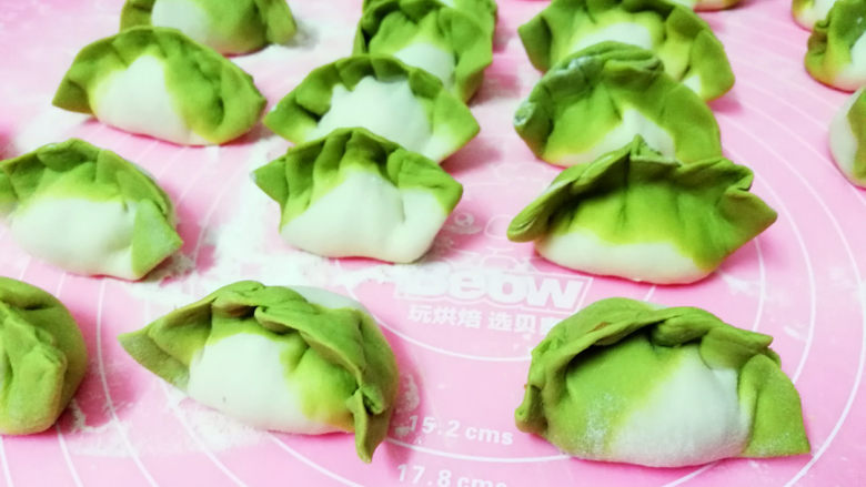 零失败家常翡翠白菜饺,来张集体照吧,包好后,可以煮着吃,蒸着吃,一日三餐,想啥时候吃就啥时候吃啦,其它的放冰箱冷冻保存即可。