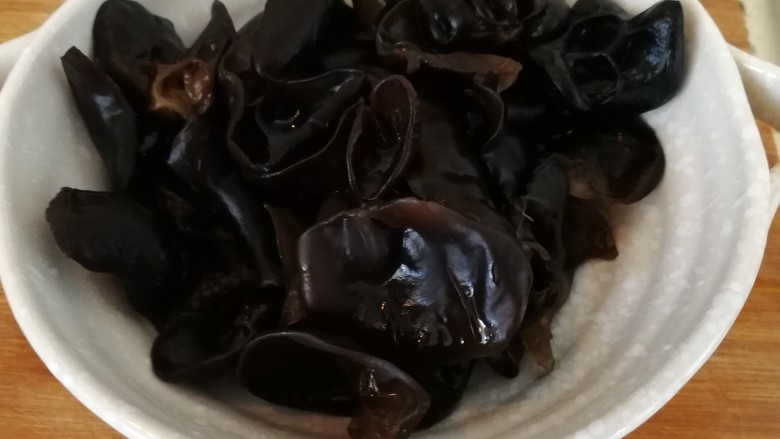 家常菜_山药炒木耳,木耳泡好了,摘干净,洗净备用。