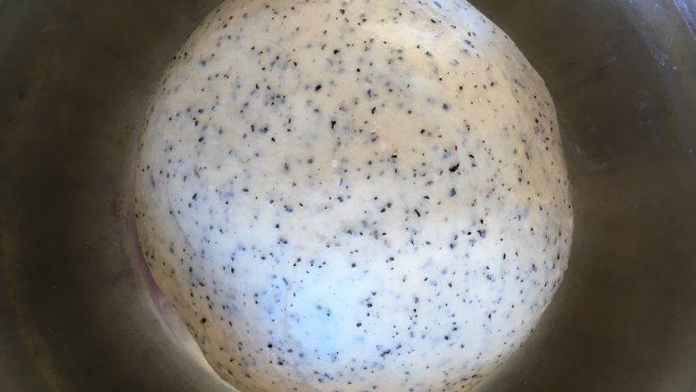奶酪系列之:杏仁红茶奶酪卷,滚圆面团放容器里