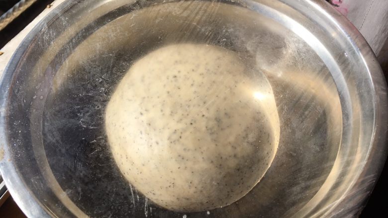 奶酪系列之:杏仁红茶奶酪卷,盖保鲜膜放温暖处发酵