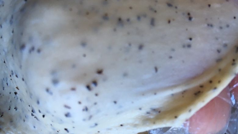 奶酪系列之:杏仁红茶奶酪卷,拉开有强韧比较透明的薄膜即可停止揉面