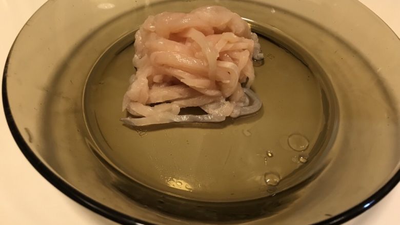 松子鸡肉罗勒意面(附青酱做法),<a style='color:red;display:inline-block;' href='/shicai/ 94'>鸡肉</a>切丝备用。