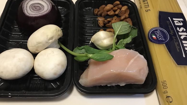 松子鸡肉罗勒意面(附青酱做法),食材准备。