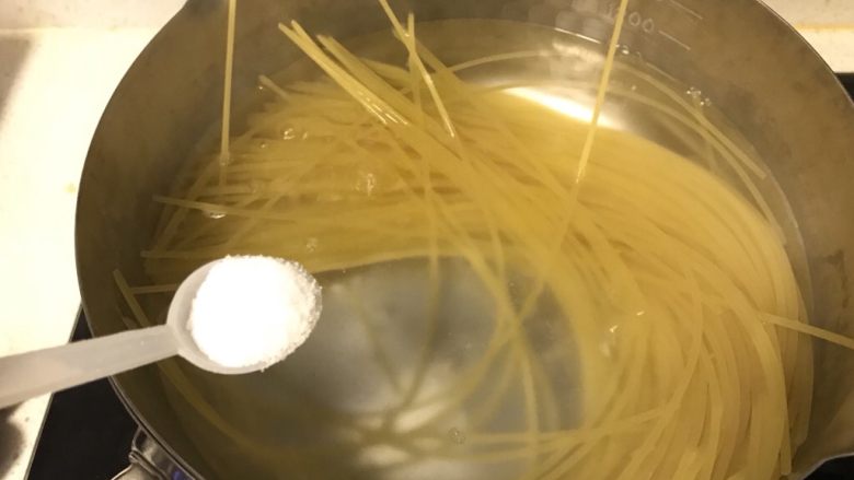 松子鸡肉罗勒意面(附青酱做法),放入2茶匙的盐,大约煮10分钟,每个意面都不一样,可以按照包装说明去煮。此时就可以去准备配菜了。