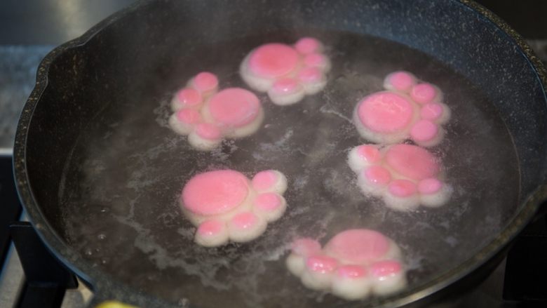 猫爪汤圆,下开水锅用小火煮,煮的时候用木铲防止沾底,煮到猫爪漂浮,大小约是原来的1.5倍就煮好了。