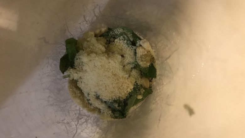 松子鸡肉罗勒意面(附青酱做法),加入适量帕马森奶酪粉。