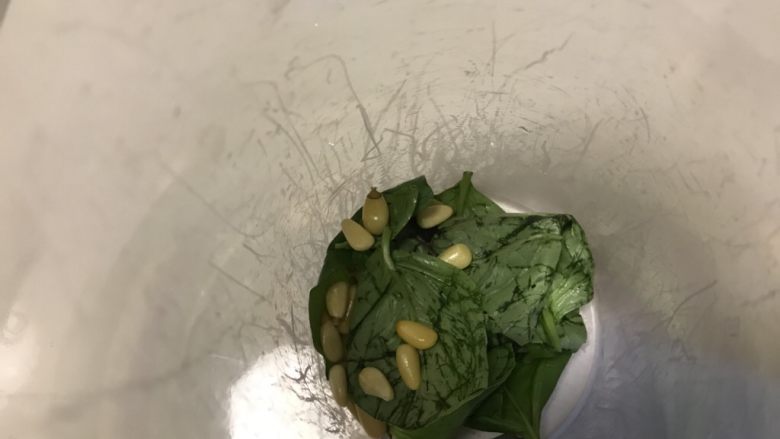 松子鸡肉罗勒意面(附青酱做法),准备青酱:
将松子罗勒加入料理机中。