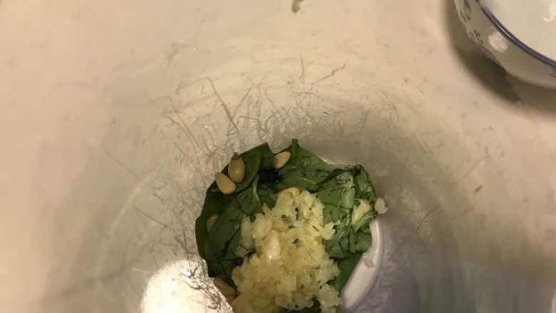 松子鸡肉罗勒意面(附青酱做法),加入大蒜泥。