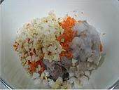 虾饺皇,<a style='color:red;display:inline-block;' href='/shicai/ 2559'>红萝卜</a>丁、笋丁切碎加入馅儿中;