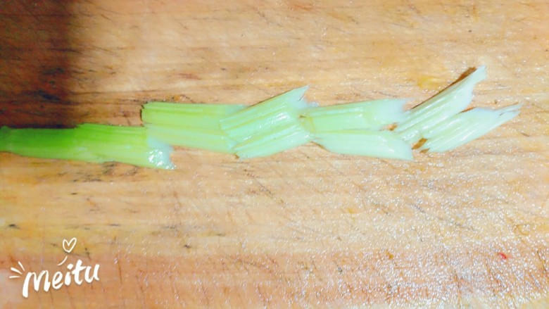 芹菜粉丝,<a style='color:red;display:inline-block;' href='/shicai/ 125'>芹菜</a>洗干净，去掉叶子，切斜刀，先拍一下，像图片这样，