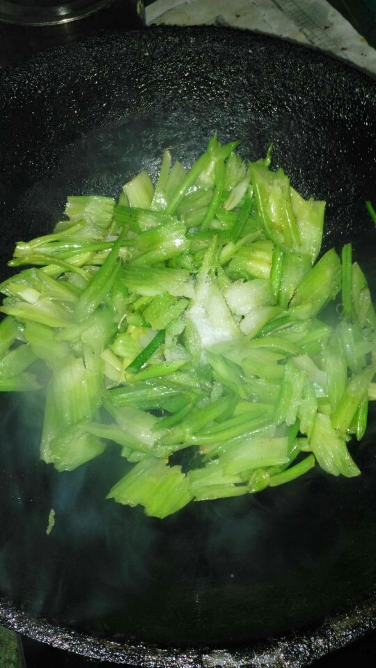 芹菜粉丝,炒软加盐