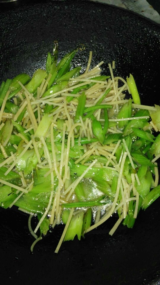 芹菜粉丝,加水，在加<a style='color:red;display:inline-block;' href='/shicai/ 523'>粉丝</a>，加蘑菇鲜炖一会