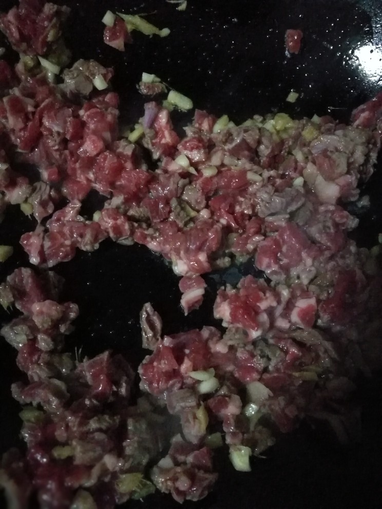 牧羊人派,你吃过吗,锅烧热,将生姜和蒜爆香。倒入羊肉加盐和生抽炒变色