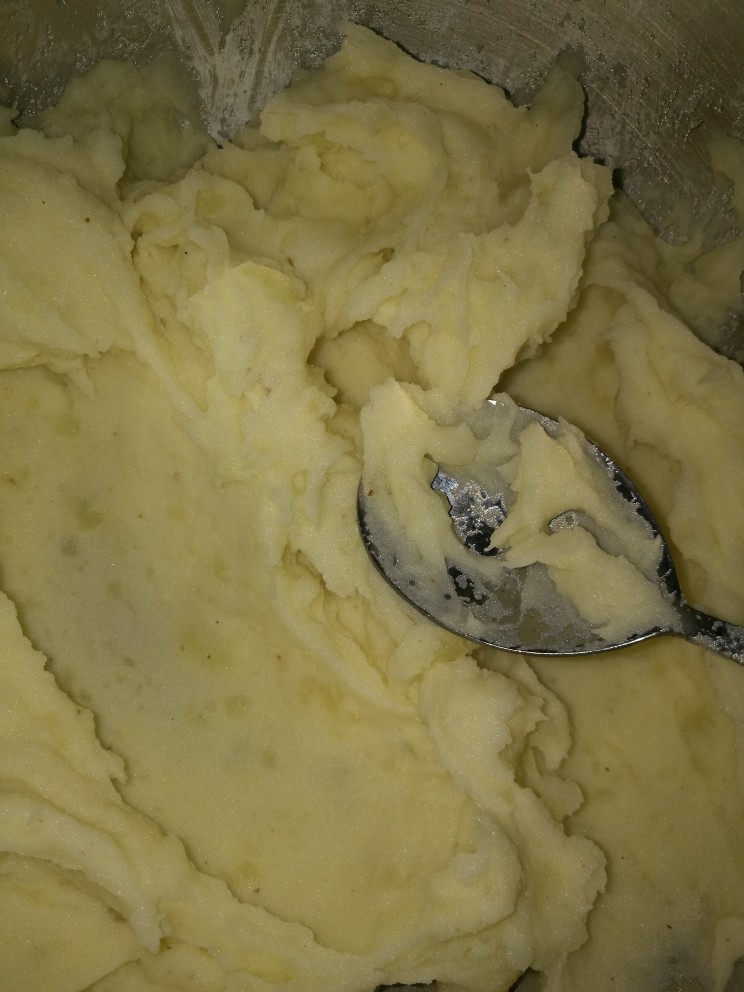 牧羊人派,你吃过吗,土豆里加10g黄油少许盐和牛奶搅拌成泥