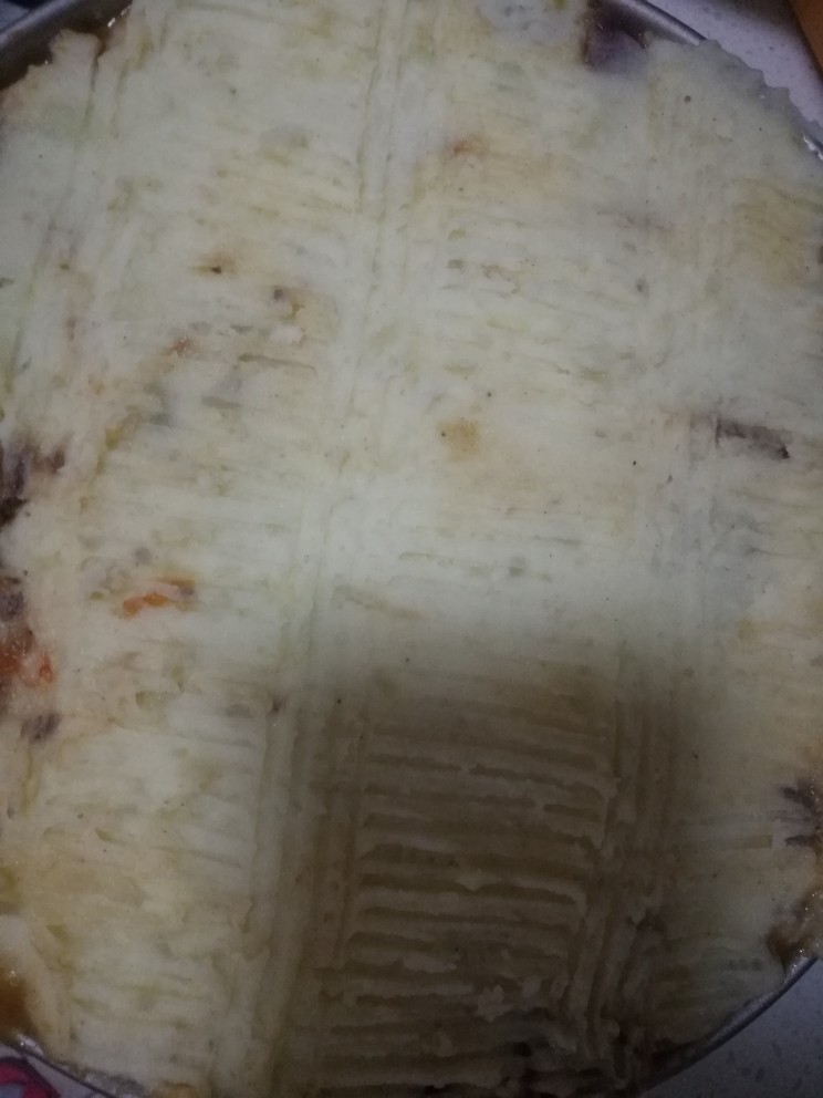 牧羊人派,你吃过吗,将土豆泥摸平盖上羊肉酱,用叉子将土豆泥划几道印子