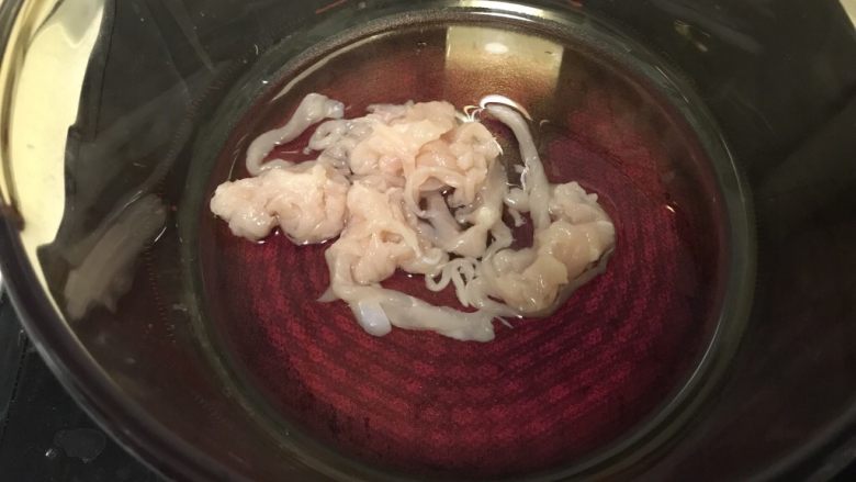 松子鸡肉罗勒意面(附青酱做法),配菜:
取一干净锅,大火热锅,放入适量橄榄油和鸡肉。