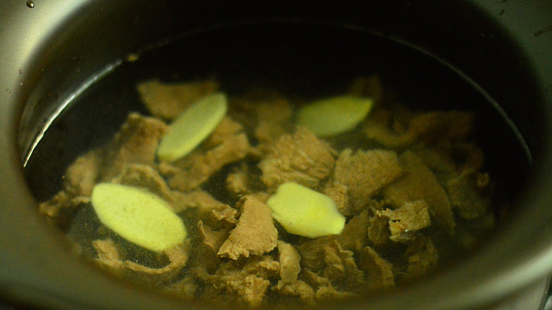 番茄牛肉杂蔬汤,将冲洗干净的牛肉放入煲锅中,注入水,放入<a style='color:red;display:inline-block;' href='/shicai/ 37'>姜</a>片,大火烧开,小火煮30分钟