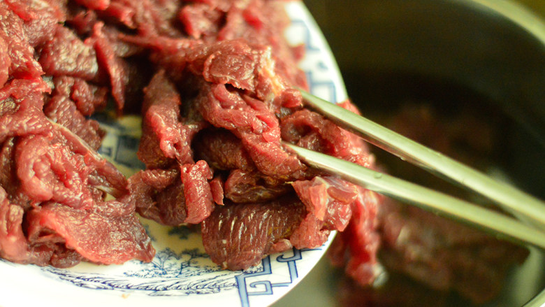 番茄牛肉杂蔬汤,<a style='color:red;display:inline-block;' href='/shicai/ 216'>牛肉</a>冷水入锅