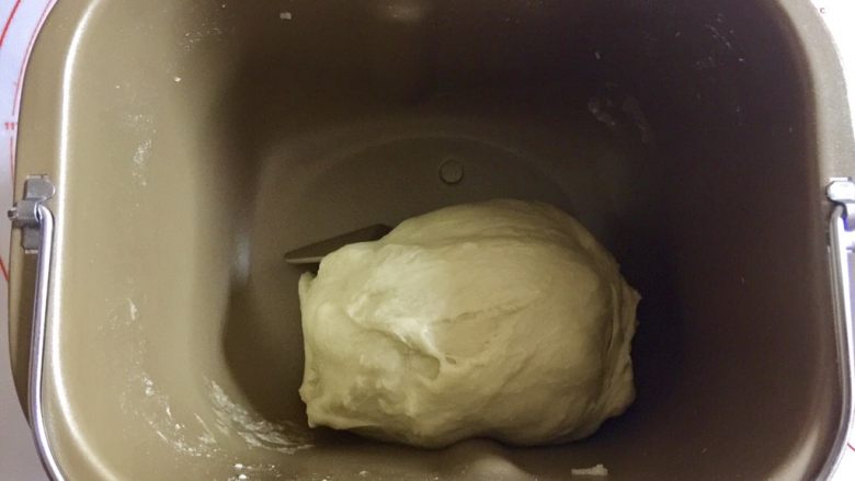 可爱的奶牛纹吐司(淡奶油版),启动面包机的和面功能,揉到完全扩展阶段(约 30 分钟),我用的是IMAX功能。