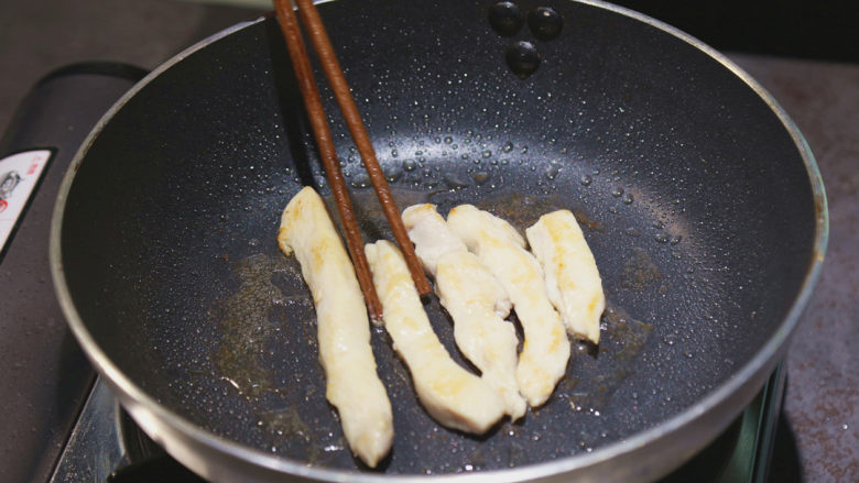 饭爷特制鸡肉卷,平底锅烧热后放油,放置<a style='color:red;display:inline-block;' href='/shicai/ 101'>鸡胸肉</a>于其中,撒少许盐,煎至表面金黄。