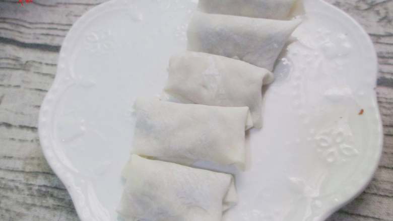 猪肉春卷,做好所有的春卷,也可以冷冻起来,想吃的时候炸一炸