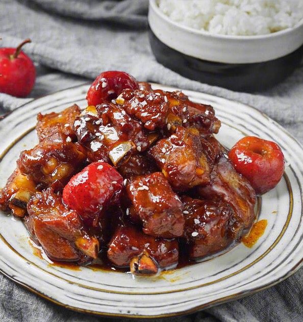 山楂排骨,收汁装盘,美味可口的排骨做好啦!下饭美味!
