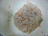 虾饺皇,用筷子顺着一个方向搅拌馅料,直至上劲,入冰箱冷藏15分钟备用;