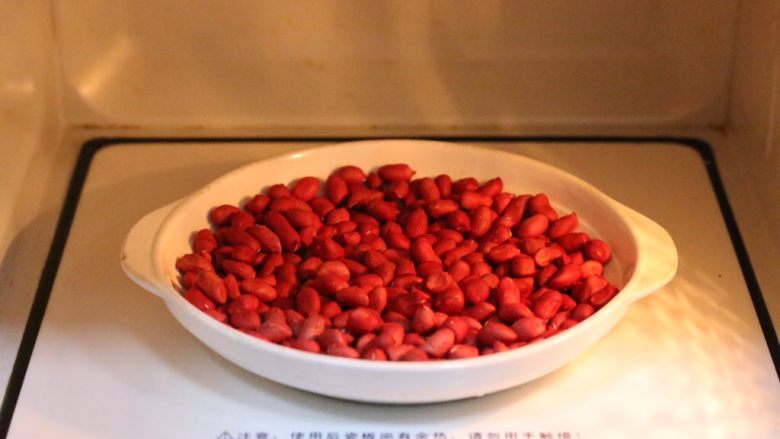 花生芝麻牛轧糖,把<a style='color:red;display:inline-block;' href='/shicai/ 664'>花生</a>冲洗下,沥干水分,放入微波炉中加热约3分钟至熟,取出放凉。(中途要取晃动下再继续加热,加热的时间请根据实际情况调整)