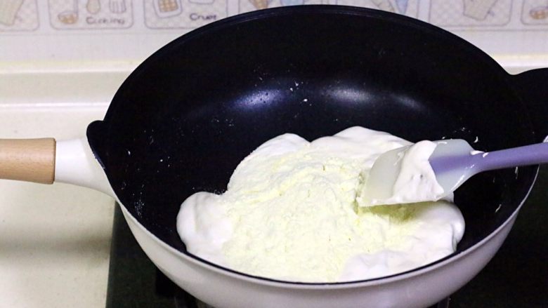 花生芝麻牛轧糖,加入奶粉,继续搅拌煮至无干粉状态。