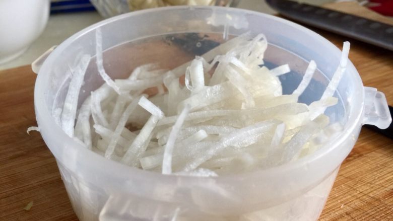 给黄瓜换个吃法➕蒜蓉白萝卜火腿黄瓜卷,加入少许盐拌匀腌制