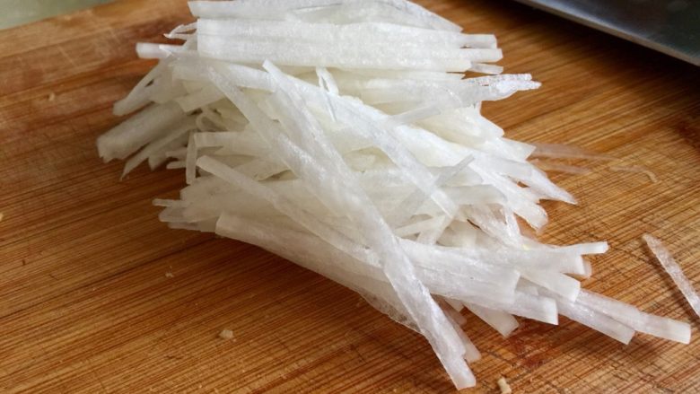 给黄瓜换个吃法➕蒜蓉白萝卜火腿黄瓜卷,白萝卜切丝